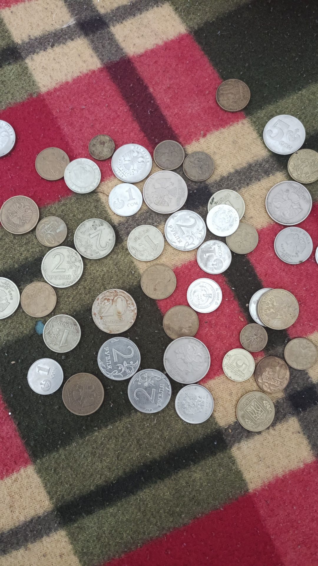 Разное количество монеты рублей и тенге