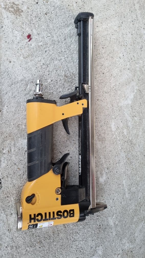 Capsator pneumatic automat