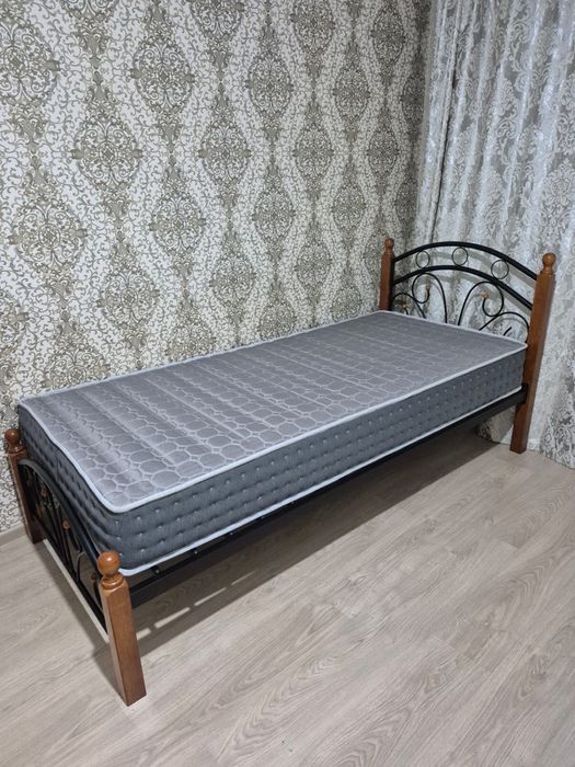 Кровать в отличном состоянии с матрасом