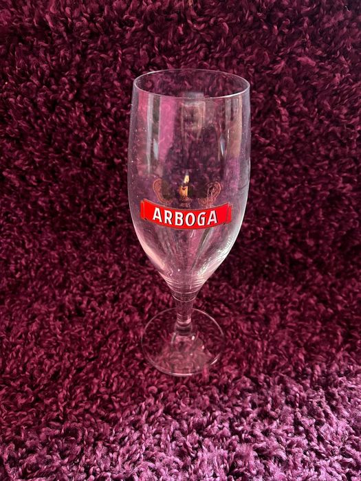 Farfuri , pahare , castrone , cani