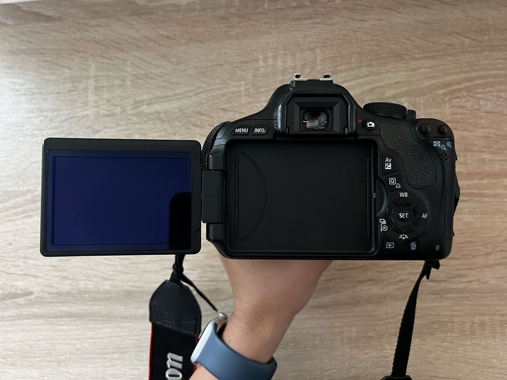 Фотоапарат Canon EOS 600D