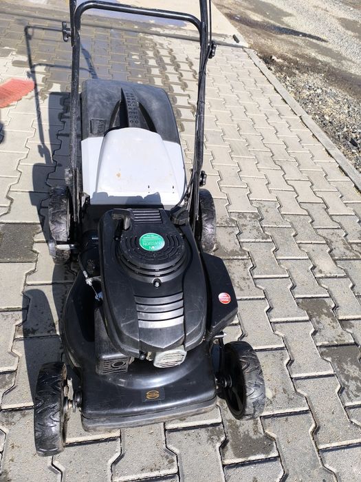 Mașină de tuns iarba pe benzina cu tracțiune.