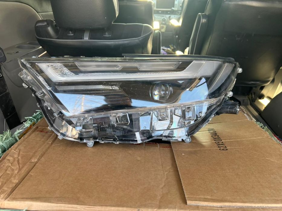 Передни фар левый TOYOTA RAV4