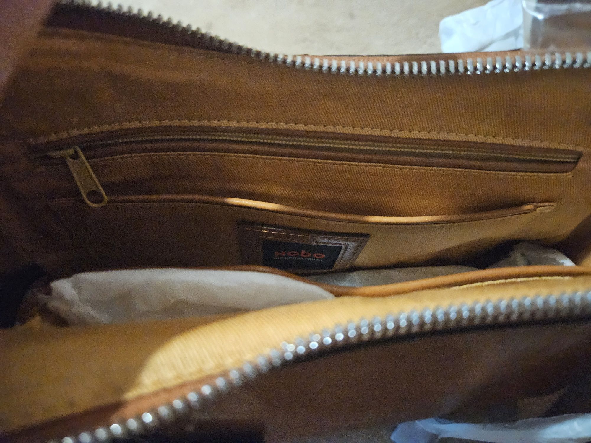 Дамска чанта Hobo International – НОВА с етикет (Оригинална цена $128)
