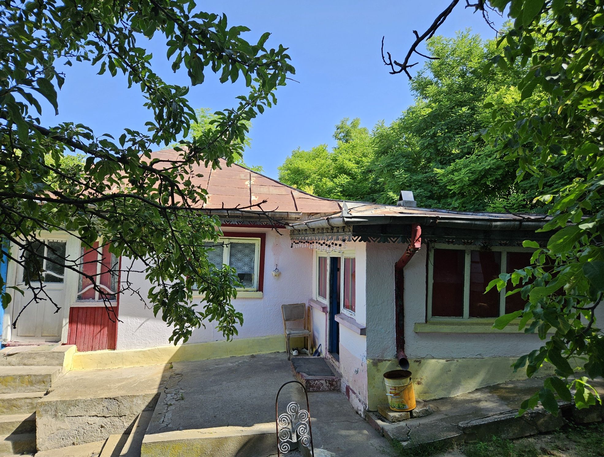 Casă de vânzare și teren.