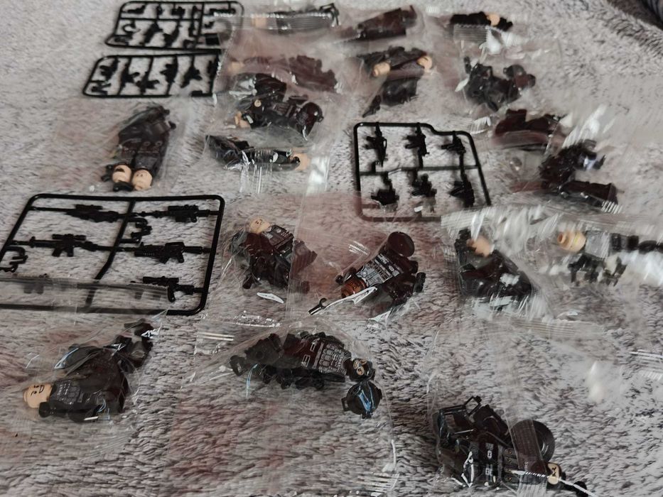 Set 24 figurine tip Lego cu accesorii SWATT