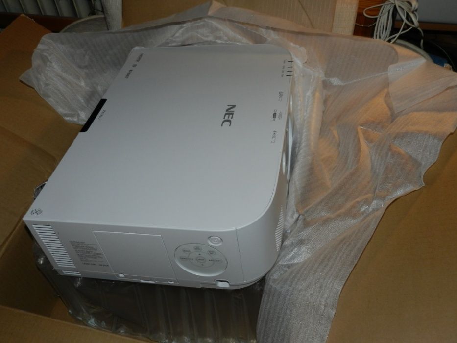 NEC PA622U/PA522U 3LCD projector-поддържа 4К,3D,16000лвПрофесионален П