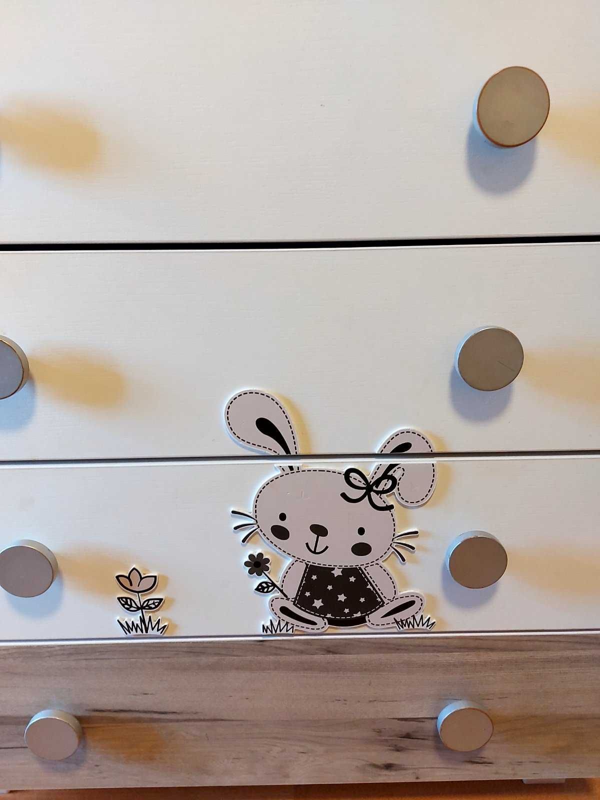 Комплект детска кошара с матрак и шкаф за детски дрешки.