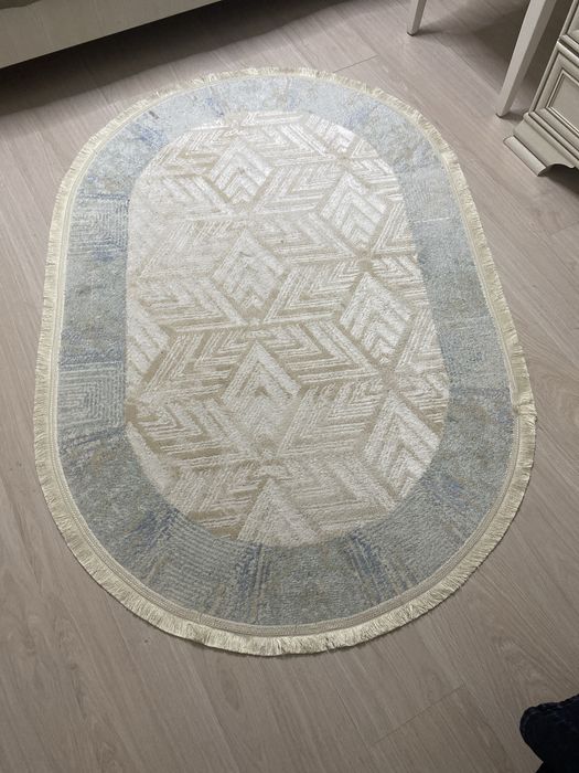 Продам ковер светлый овальный