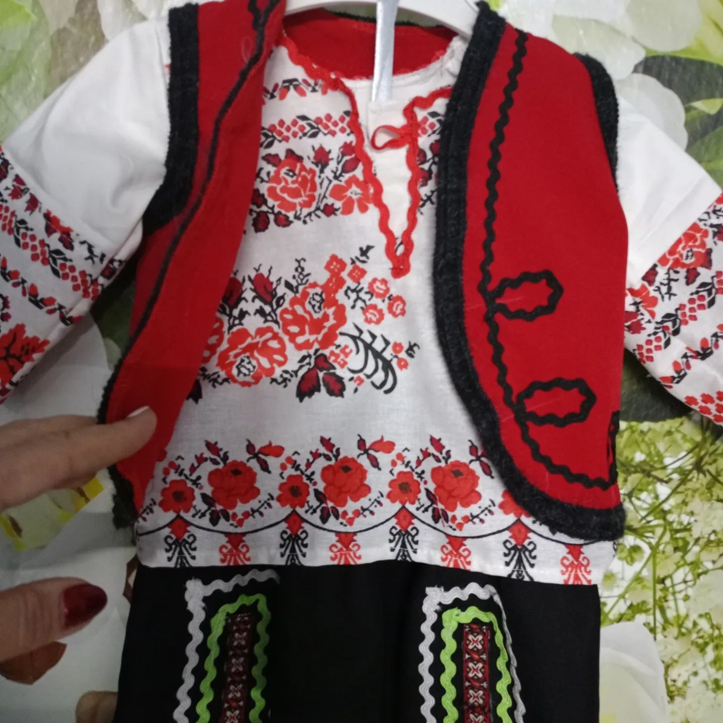 Народна носия със ширити за момче