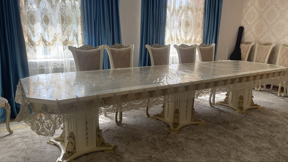 Стол без стульев