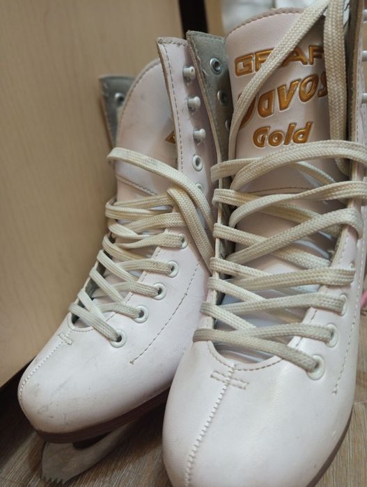 Продам коньки фигурные