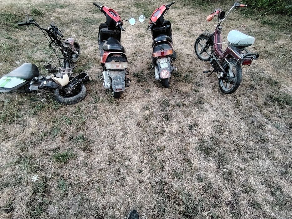 Vând 4 scutere..