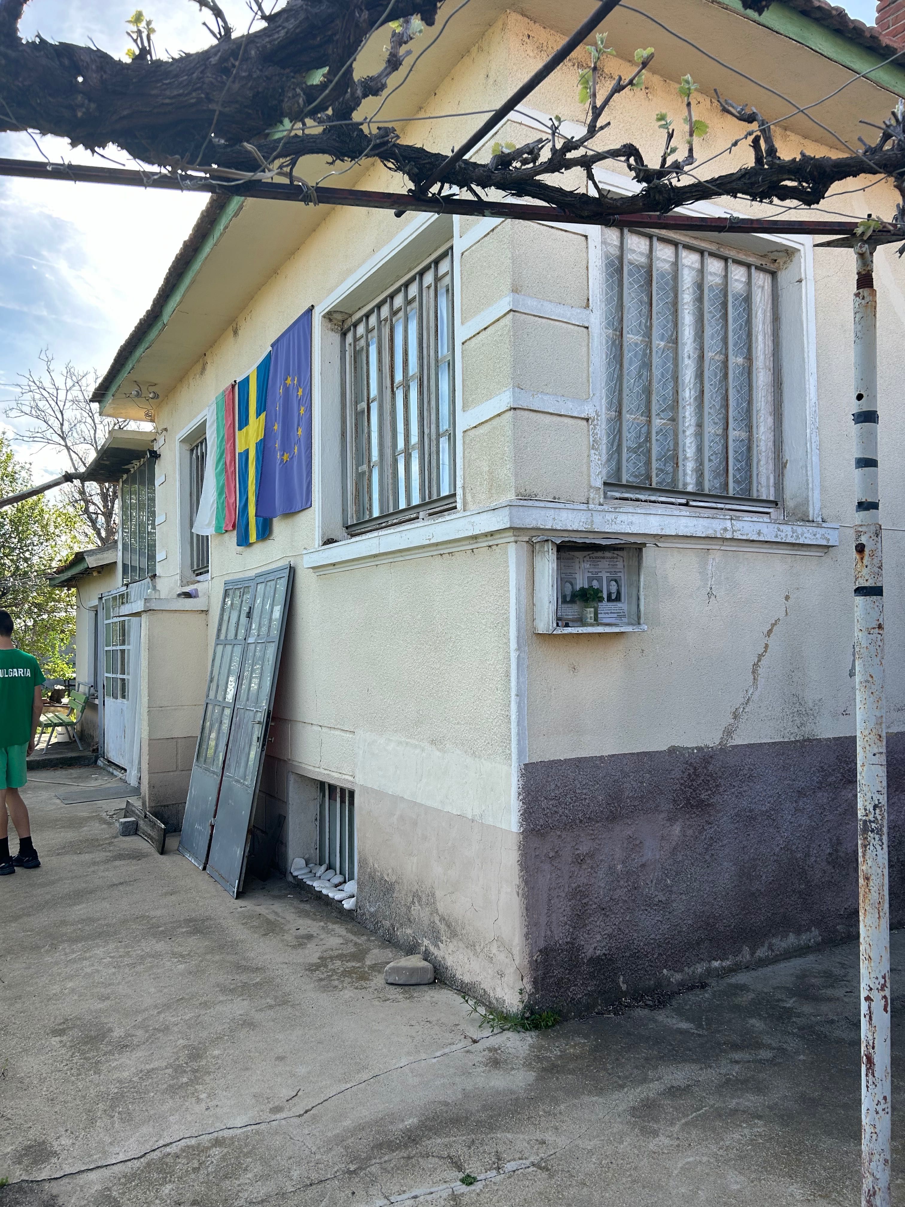 Къща, с два гаража, в село Съдиево( Нова Загора)