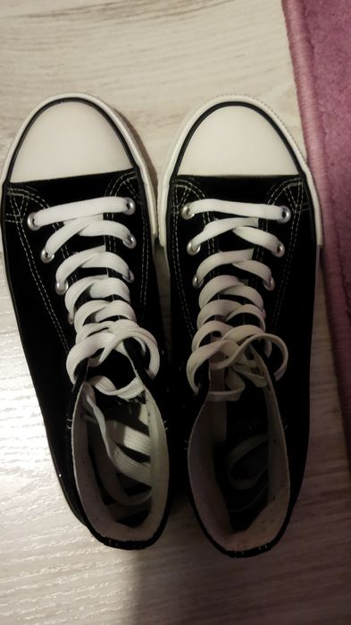 Tenesi negri cu cusături albe