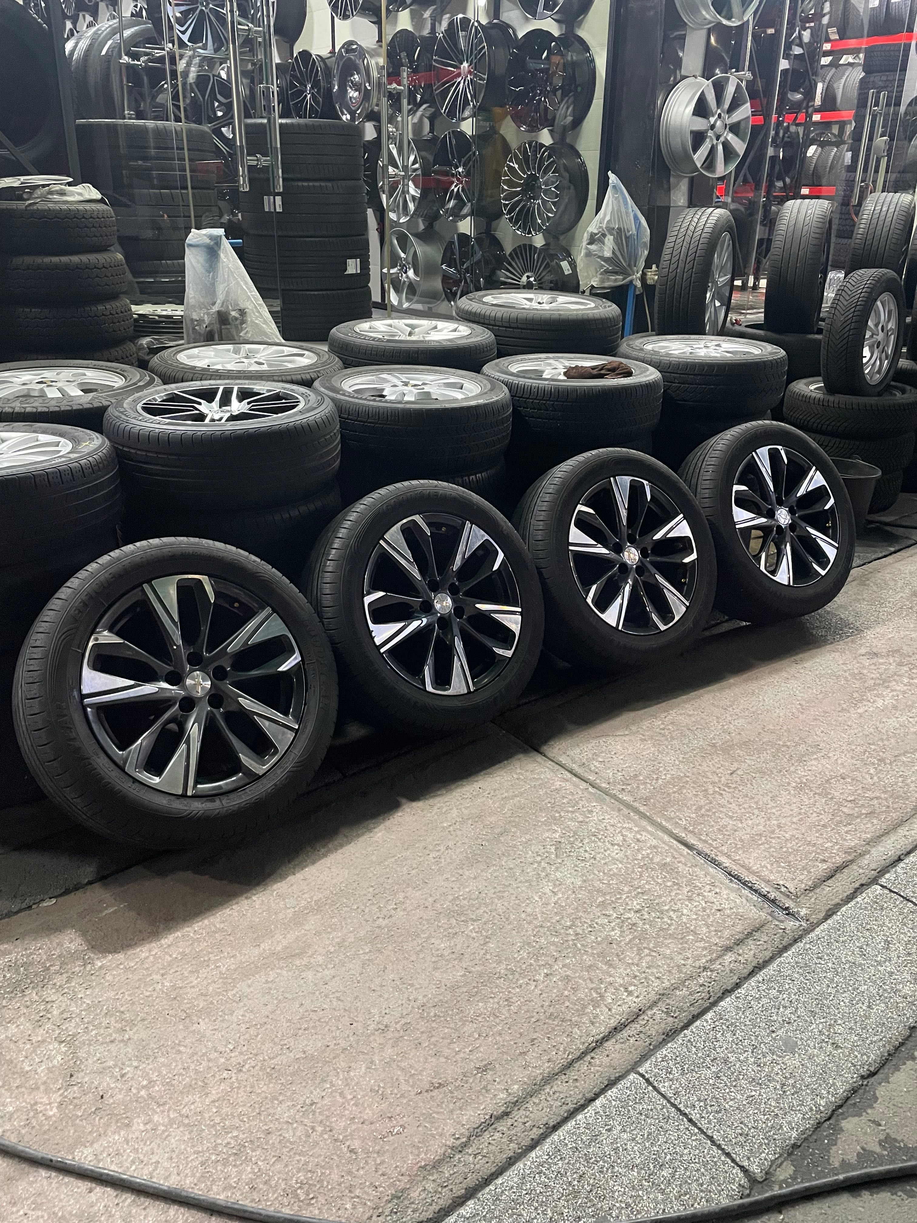 BU/U Tracker Premier diska 17R 5/105 Goodyear 215/55R17