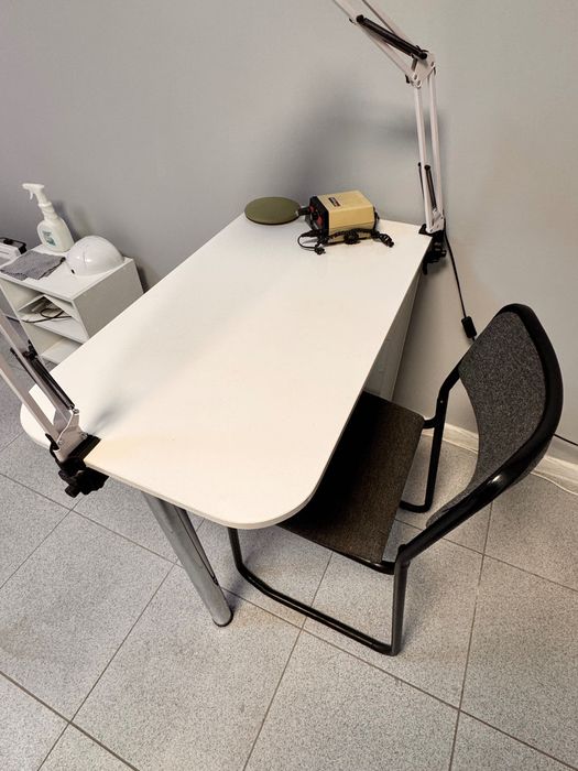 Маникюрный стол со стулом