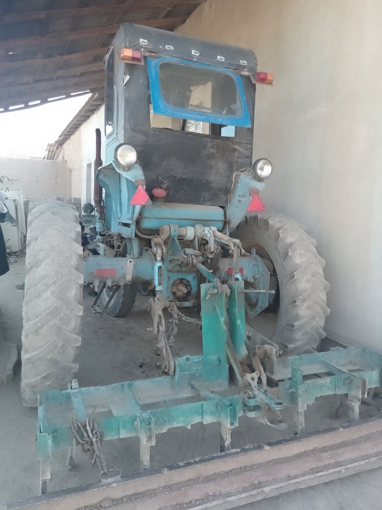 T28 traktor sotiladi