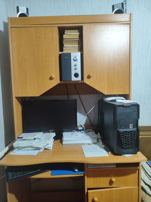 Продам гарнитур (шифоньер, шкаф с полками, шкаф книжный, компьютерный