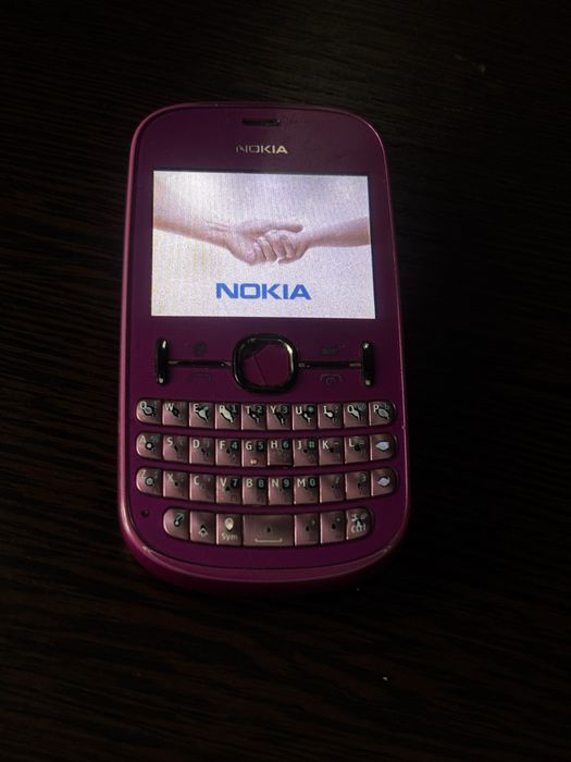 Смартфон Nokia Asha 201 — стильный розовый телефон