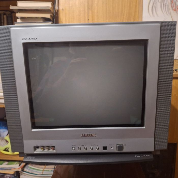 Телевизор SAMSUNG PLANO и стойка за стена