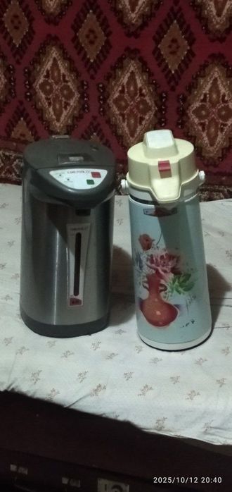 Продам 2 термоса