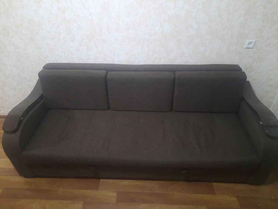 Продам раскладной диван еврокнижка в хорошем состоянии.