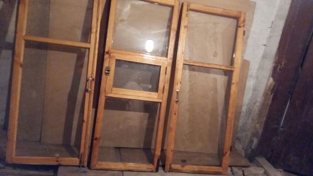 Деревянные оконные рамы со стеклами, без коробки