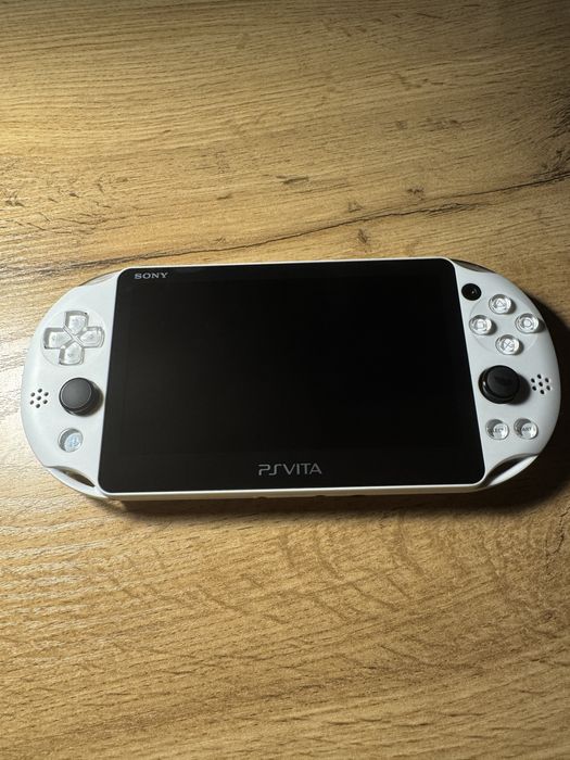 PS Vita 2000.