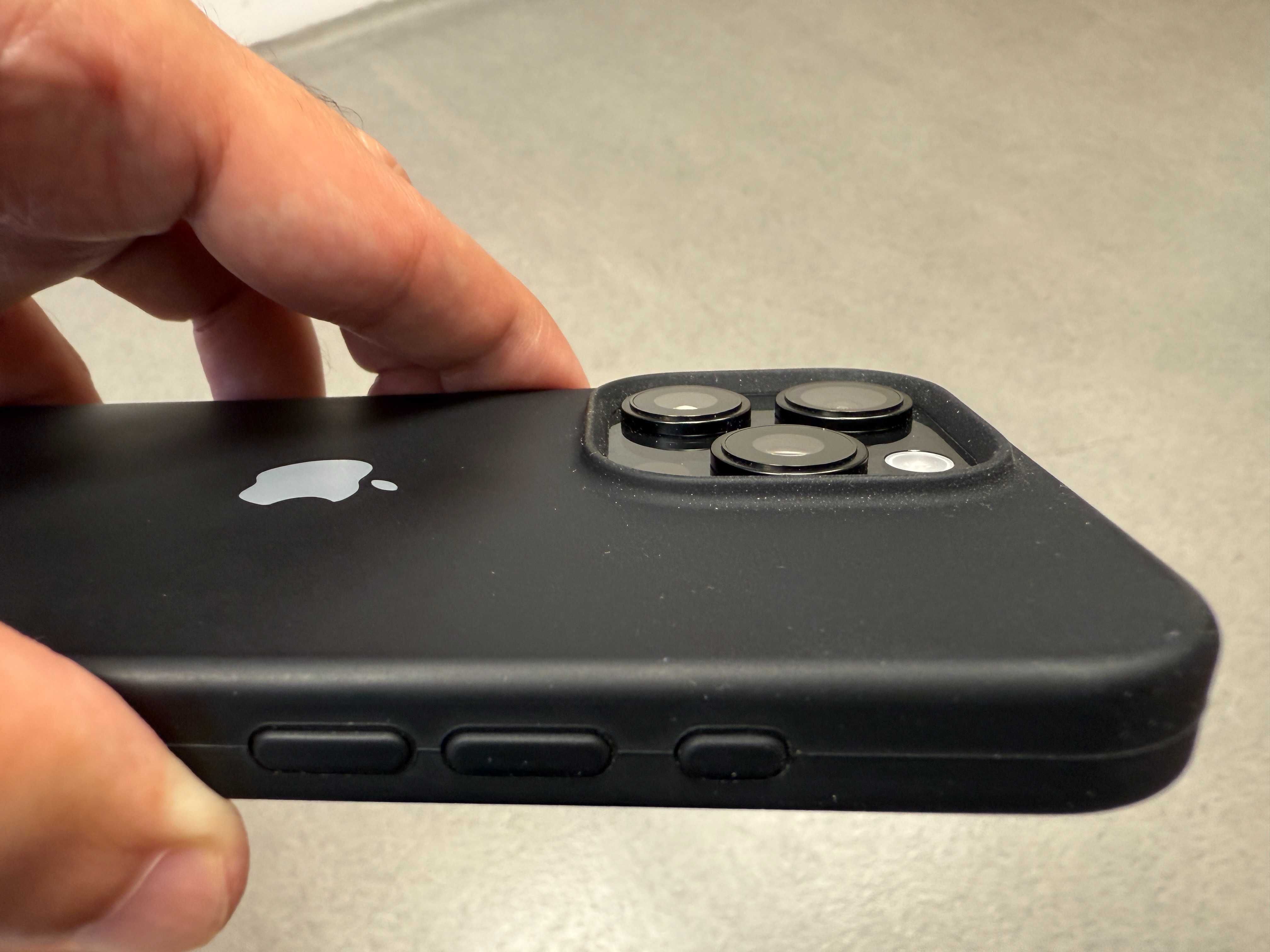 Перфектен iPhone 16 Pro 128 GB Black Titanium в гаранция