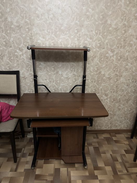 Продам компьютерный стол