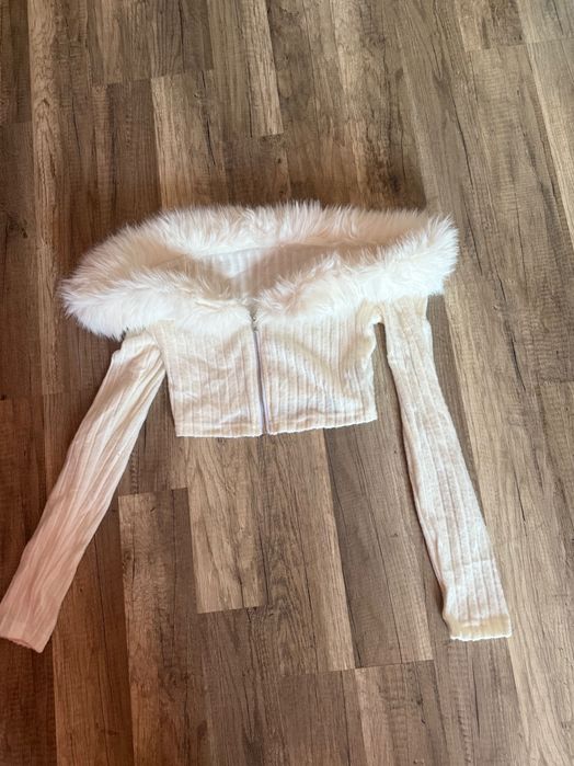 Бяла блуза с пух около яката - хс размер