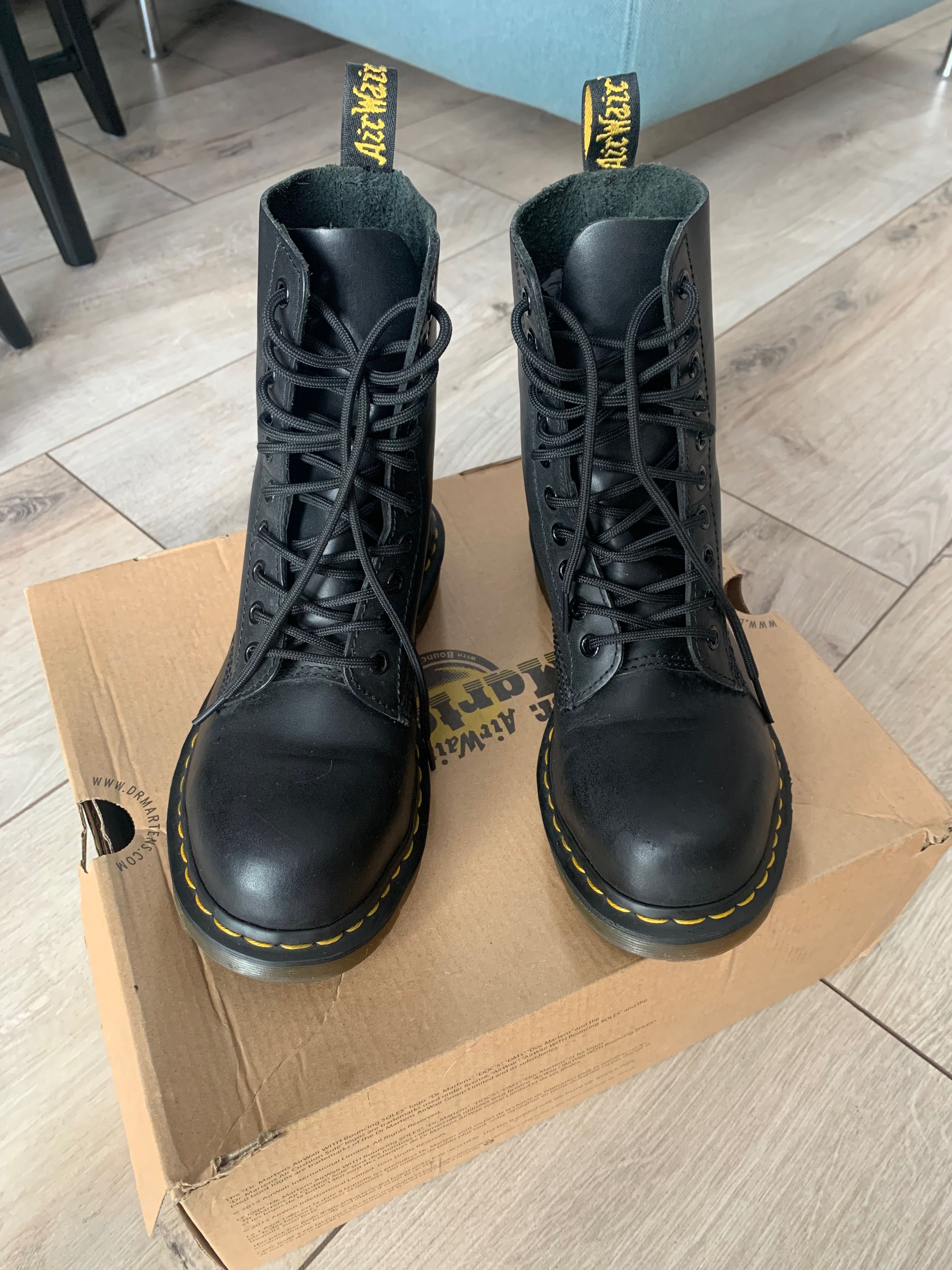 Ghete Dr. Martens pe Negru