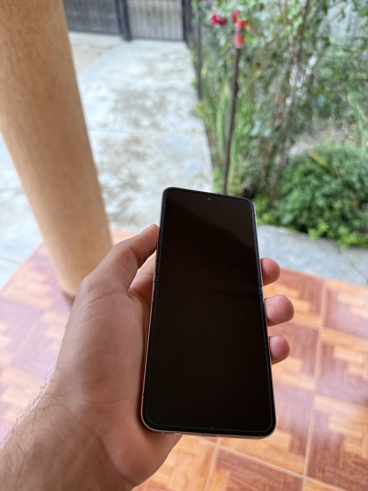 Vand Samsung Z Flip 6 256 GB impecabil sau schimb