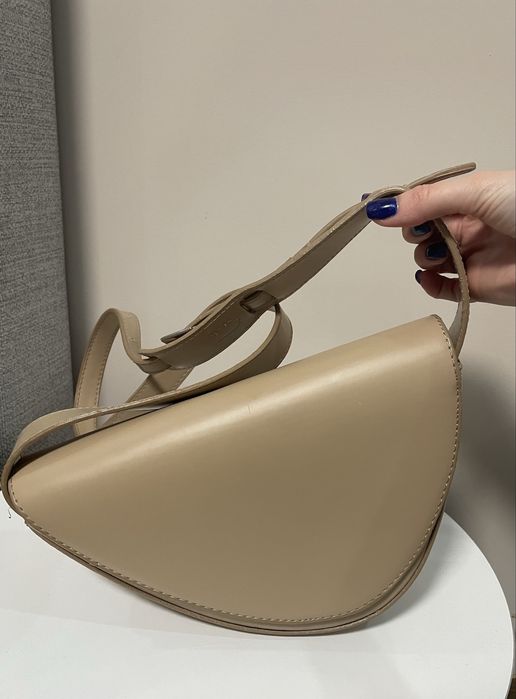 Бежова чанта през рамо