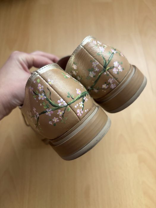 Pantofi aurii cu siret