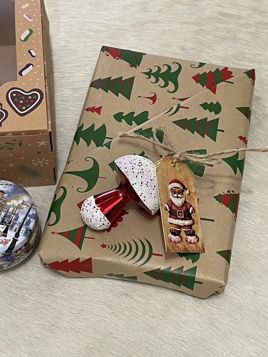 Коледна кутия с книга изненада