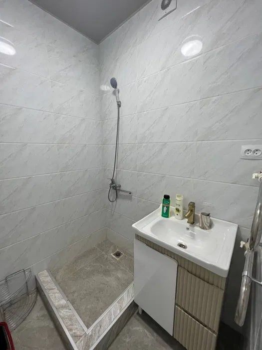 Chilonzor metroni yonida 2xonali kvartira ijaraga beriladi