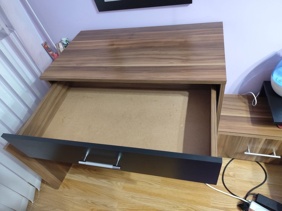 Нощни шкафчета и тоалетка с огледало в  цвят орех + черно