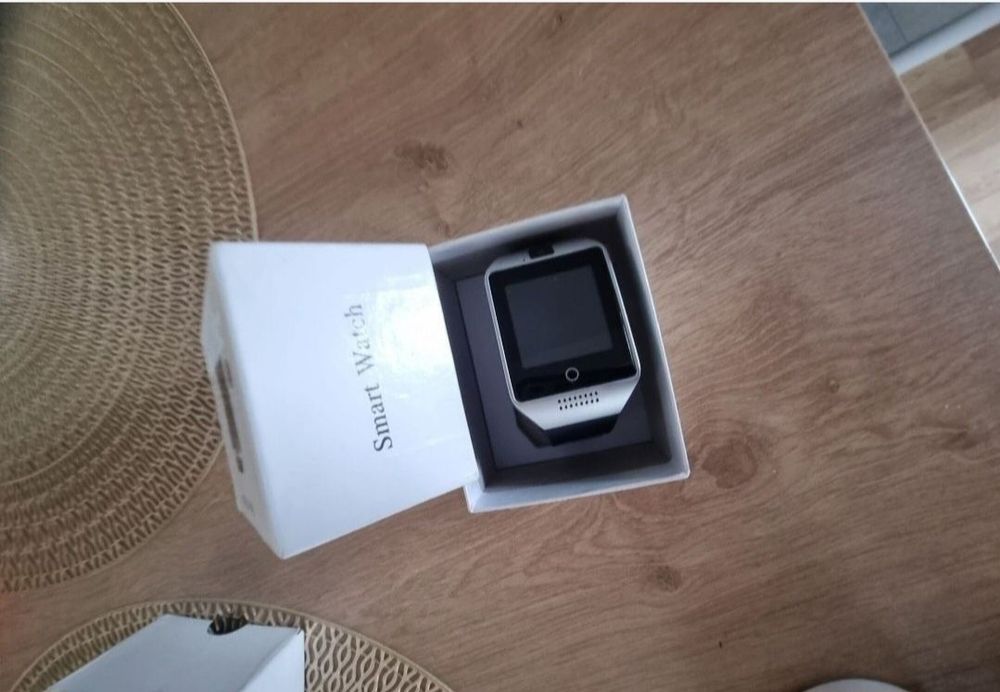 Smartwatch nou la cutie