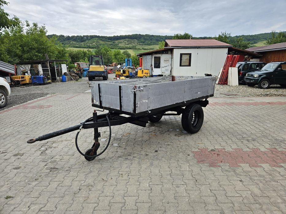 Remorcă basculabil in trei părți după tractor japonez