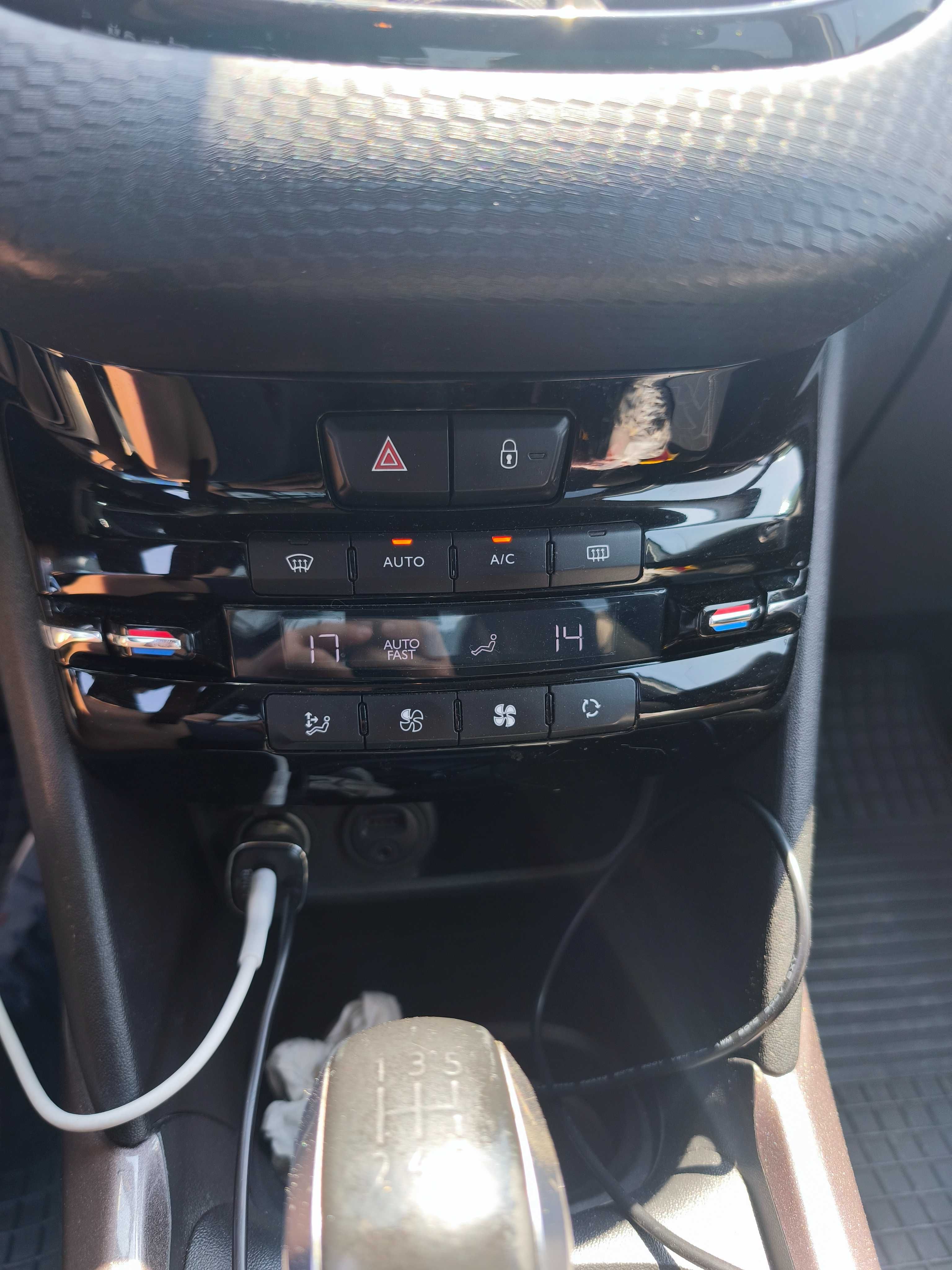 Автомобил Peugeot 2008