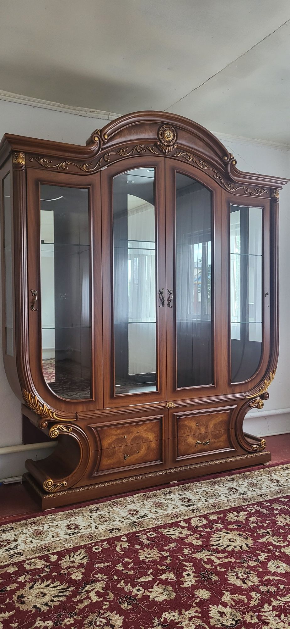 Продаеься сервант