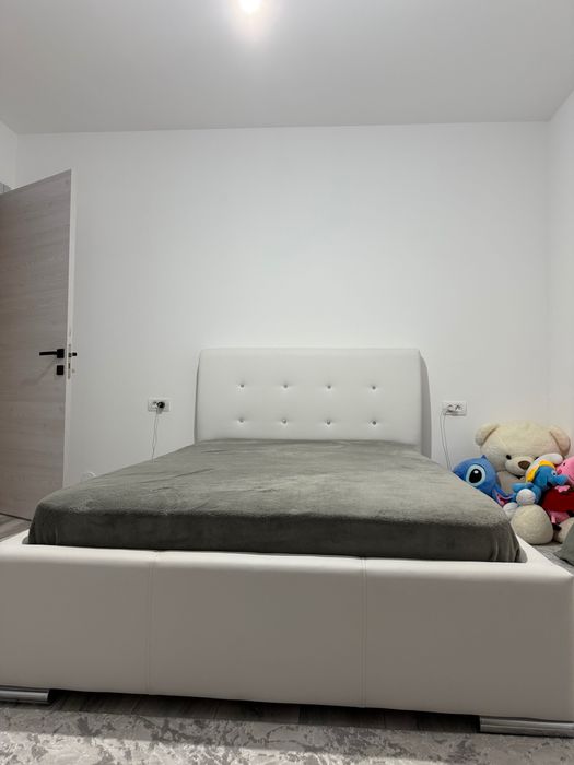 Pat tapițat cu spațiu de depozitare