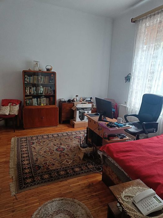 Persoana fizica vand apartament la casa  2 camere mari zona centrala