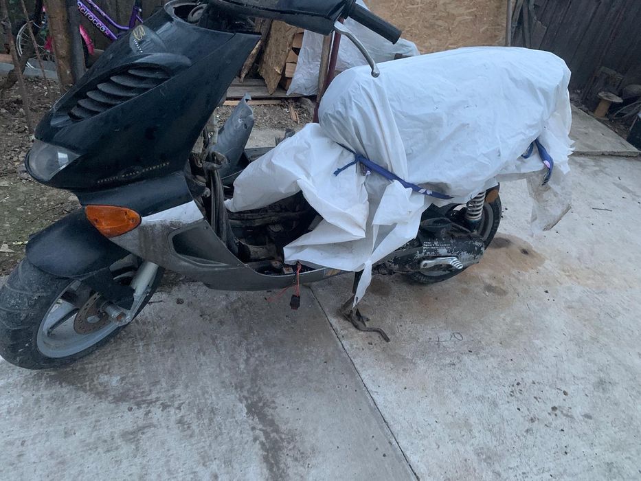 Vând scuter aprilia
