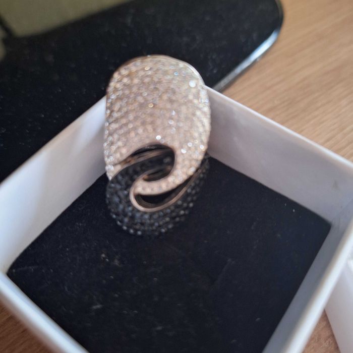 Страхотен сребърен пръстен с камъни Swarovski