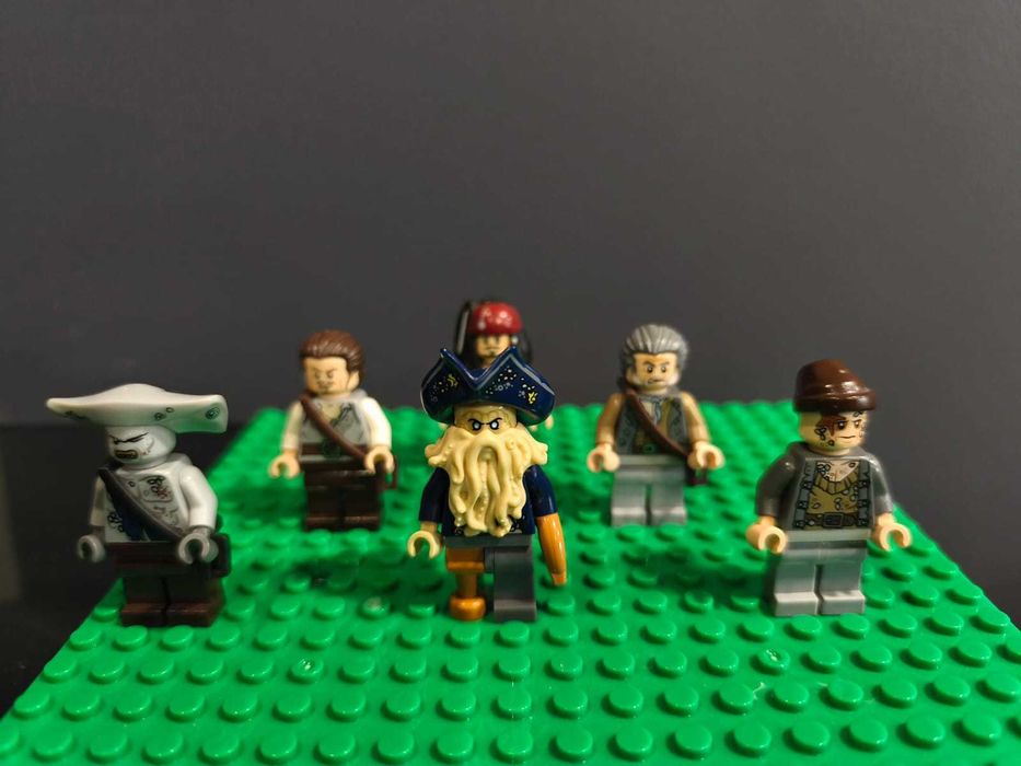 LEGO Минифигурки „Карибски пирати“