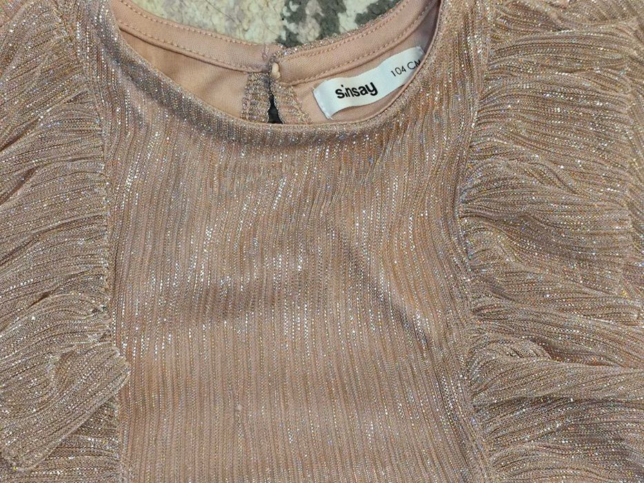 Подарявам дрехи за 2-3 години якета и рокля, лично предаване