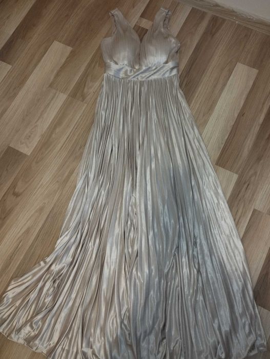 Невероятна сатенена рокля с плисета